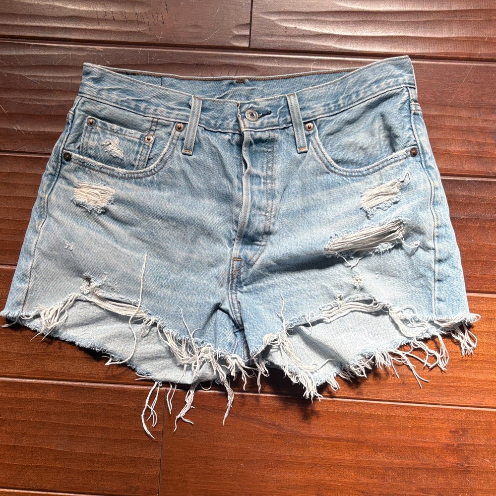 Light Wash Levi Distressed Denim Women’s Shorts